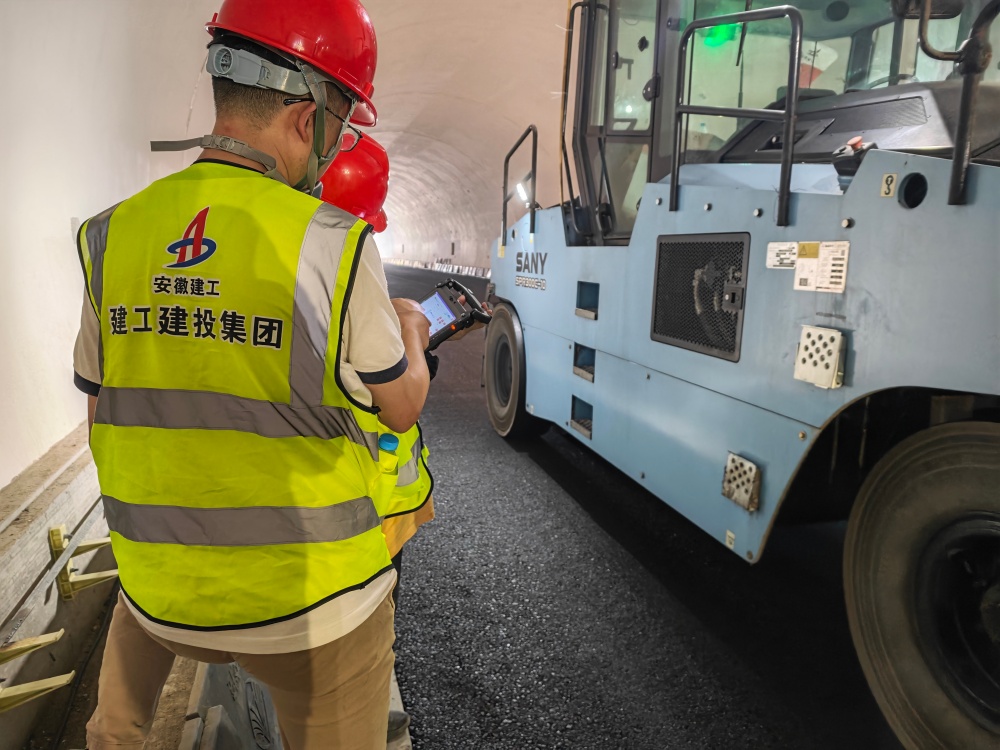 IMG_20260530_120610.jpg 365英国上市建投集团完成省内首次应用试验!无人摊压施工厂景实现升级落地