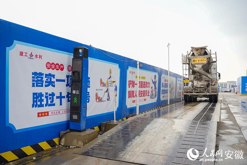 项目工地上的地磅接入了精云智慧工地3.0系统可以在线上实现智能监控。。人民网记者 王锐摄